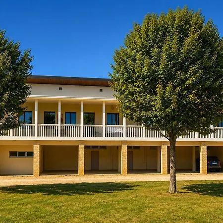 Domaine De Giverzac - Chesterfield Nyaraló